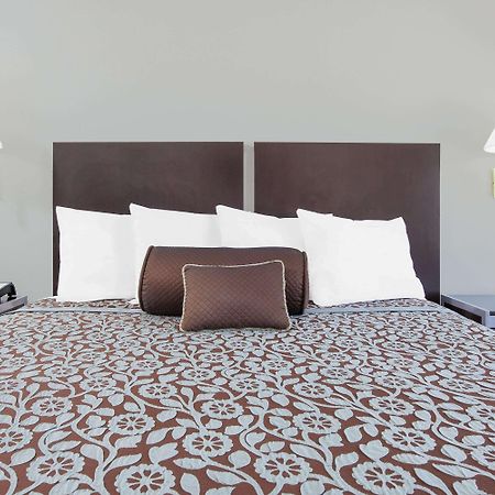 Days Inn By Wyndham Market Center Dallas Love Field Bagian luar foto