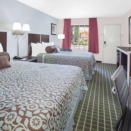 Days Inn By Wyndham Market Center Dallas Love Field Bagian luar foto