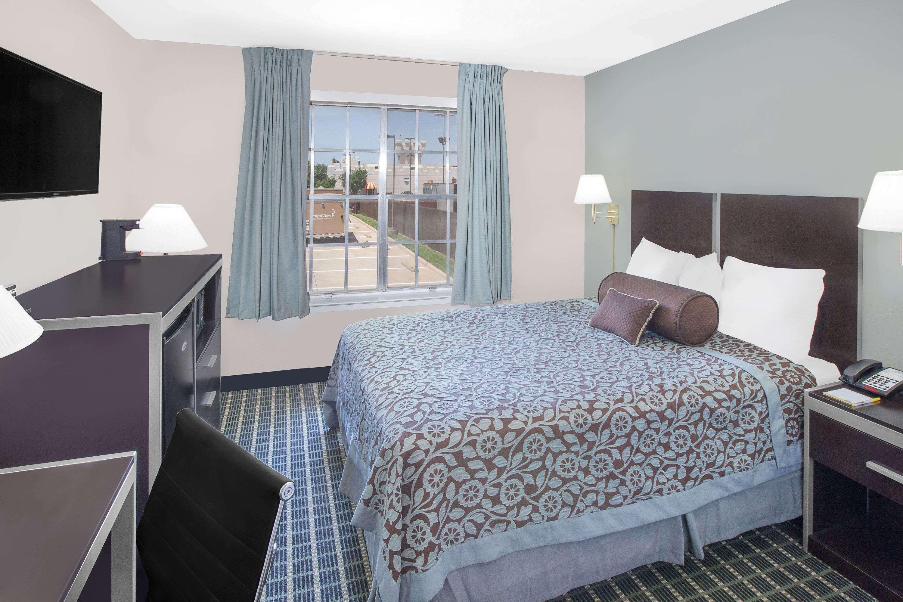 Days Inn By Wyndham Market Center Dallas Love Field Bagian luar foto