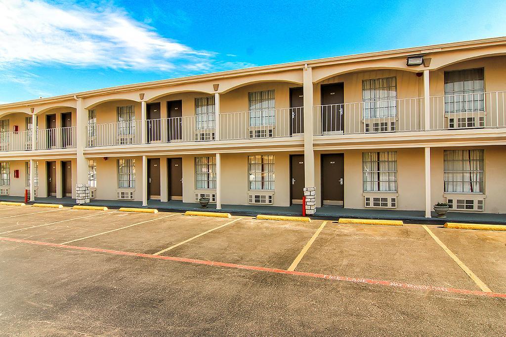 Days Inn By Wyndham Market Center Dallas Love Field Bagian luar foto