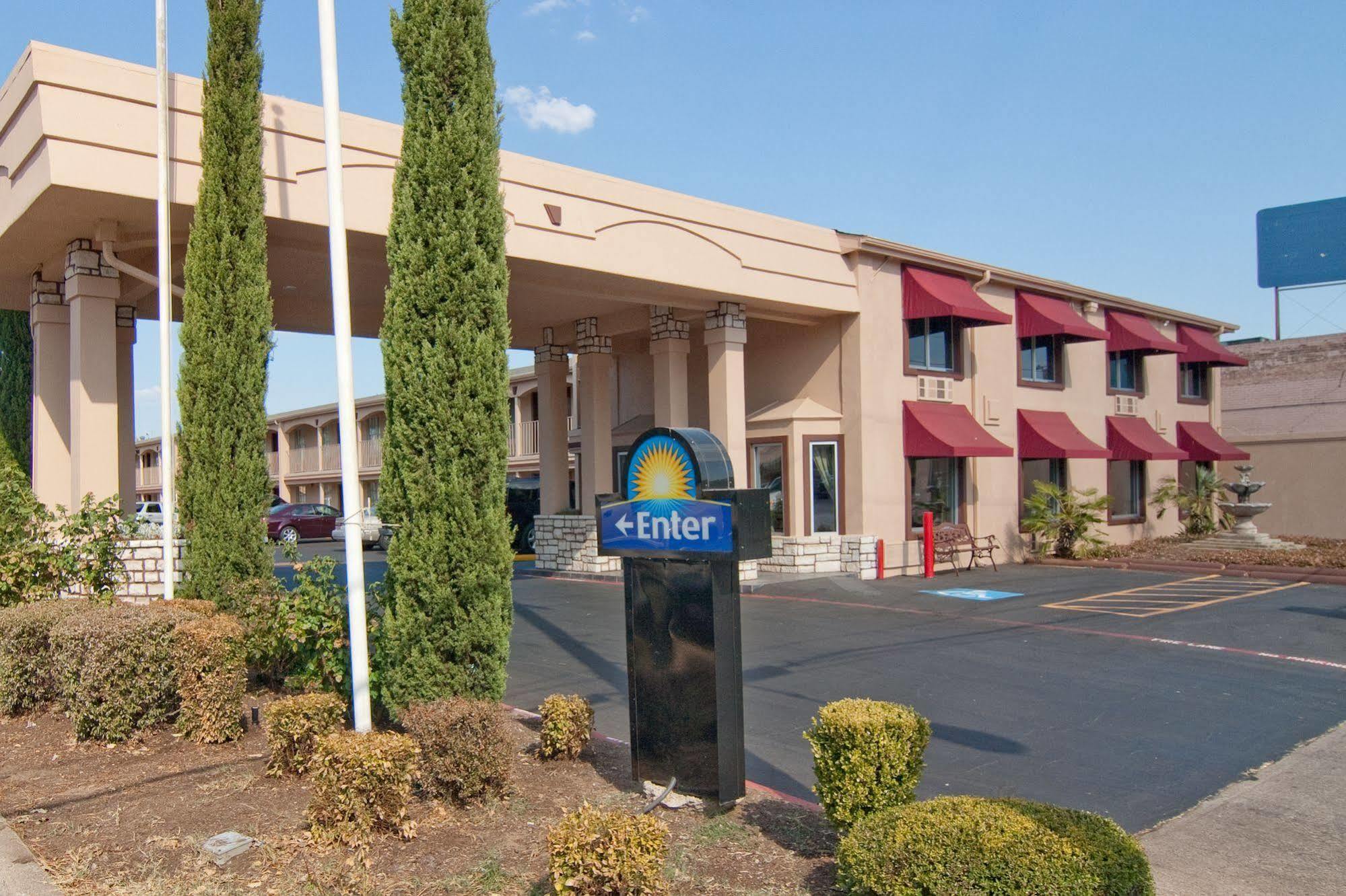 Days Inn By Wyndham Market Center Dallas Love Field Bagian luar foto